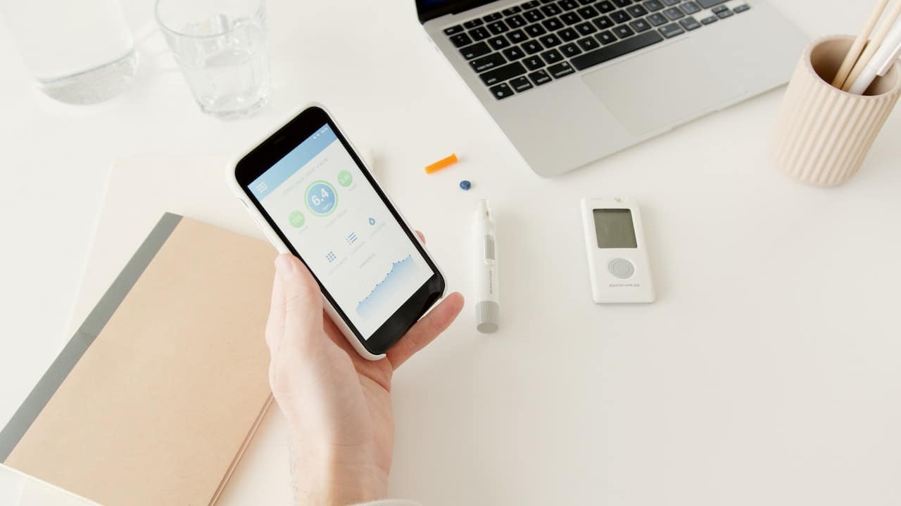 Zure poltsikoaren indarra baliatuta: diabetesa kudeatzeko smartphone bidezko bizitza-seinale garrantzitsuak